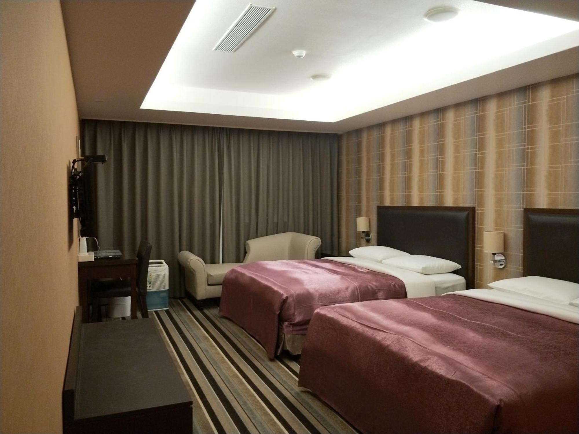 Metropolis Hotel Taoyuan Exterior foto